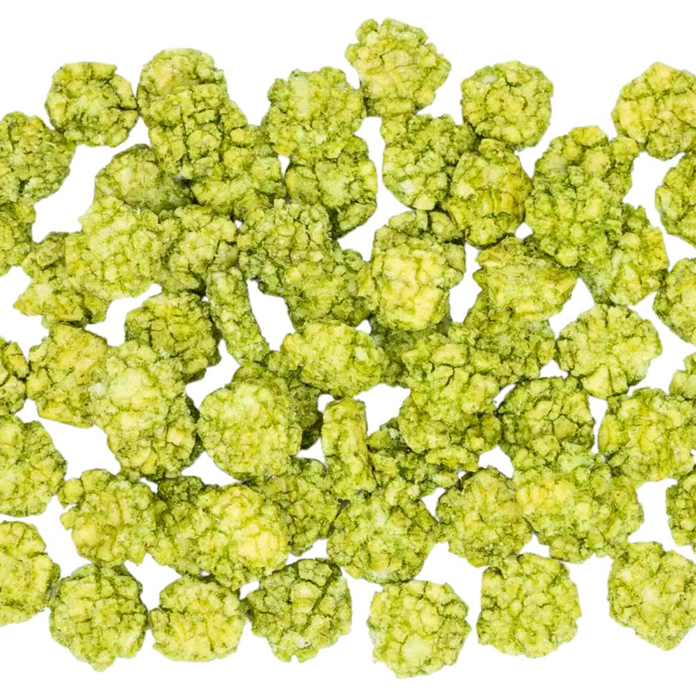 Grüne Wasabi-Reiscracker in knuspriger Umhüllung, einzeln sichtbar auf weißem Hintergrund – typisch für asiatische Snackmischungen mit scharfem Aroma.