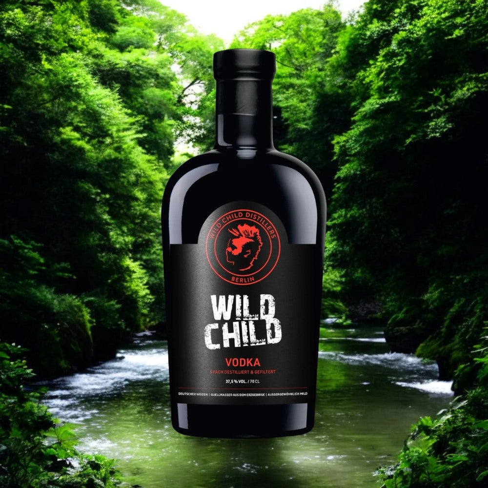 Wild Child Vodka 50 ml vor grünem Naturhintergrund – Berliner Premium-Vodka, 5-fach destilliert, geeignet für Hotels, Events, Cocktailbars und hochwertige Geschenksets.