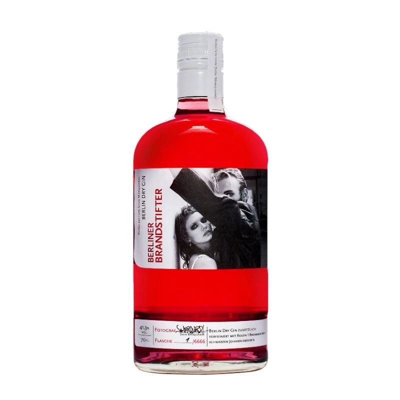 Limitierte Kunstedition des Berliner Brandstifter Berlin Dry Gin mit signierter Flasche, veredelt mit Rhabarber, Holunderbeere und schwarzer Johannisbeere