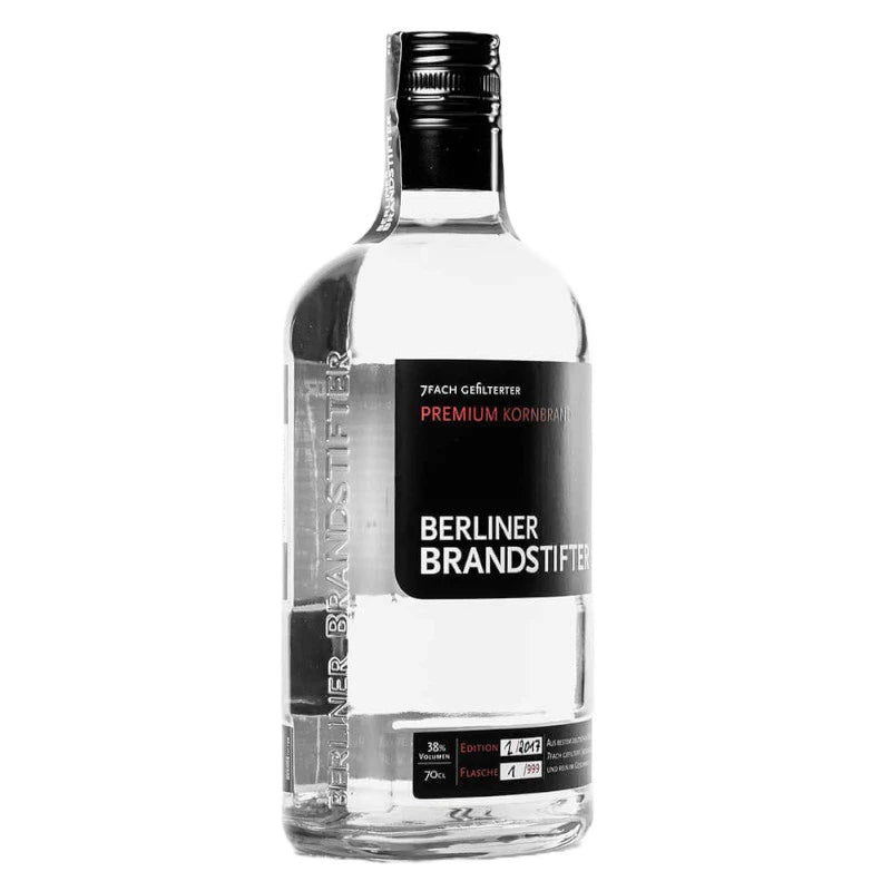 „Dreiviertelansicht der Kornbrandflasche von Berliner Brandstifter mit klarer Struktur und eleganter Form“