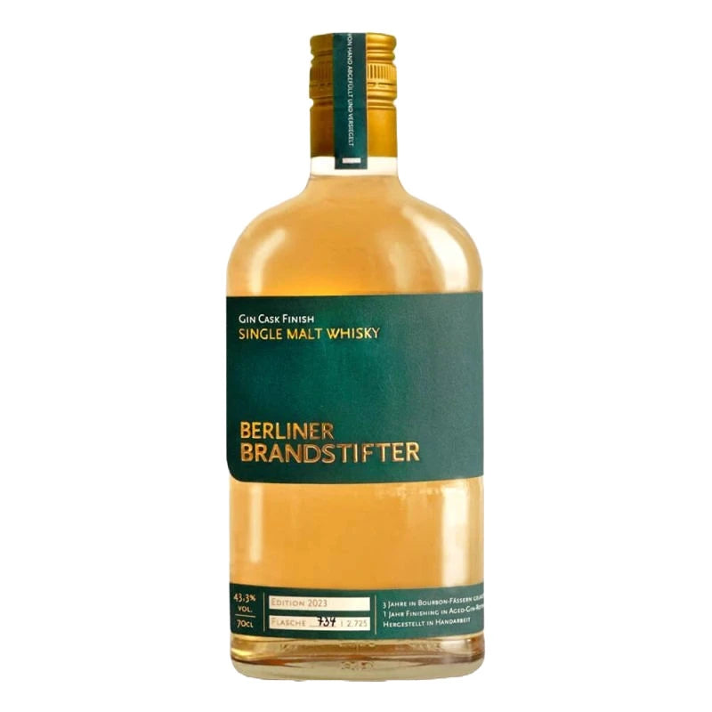 Klare Produktaufnahme des Berliner Brandstifter Single Malt Whisky 2023 mit dunkelgrünem Etikett und goldener Prägung, gut lesbare Angabe zur Edition, Fassnummer und Alkoholgehalt.