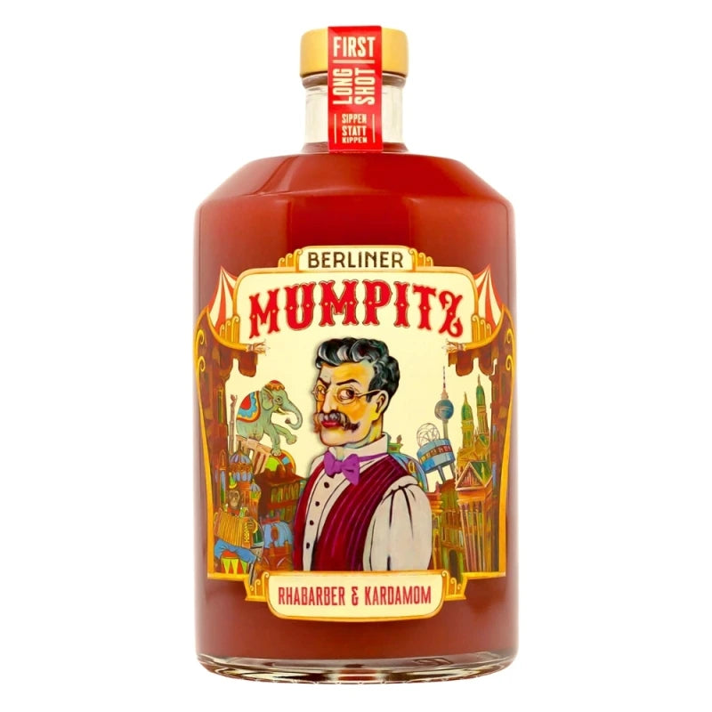 Freigestellte Flasche Berliner Mumpitz Rhabarber & Kardamom, Smoothie-Likör mit 22 % vol, auffälliges Etikett im Retro-Zirkusstil mit Porträt eines Mannes, 0,7 l.