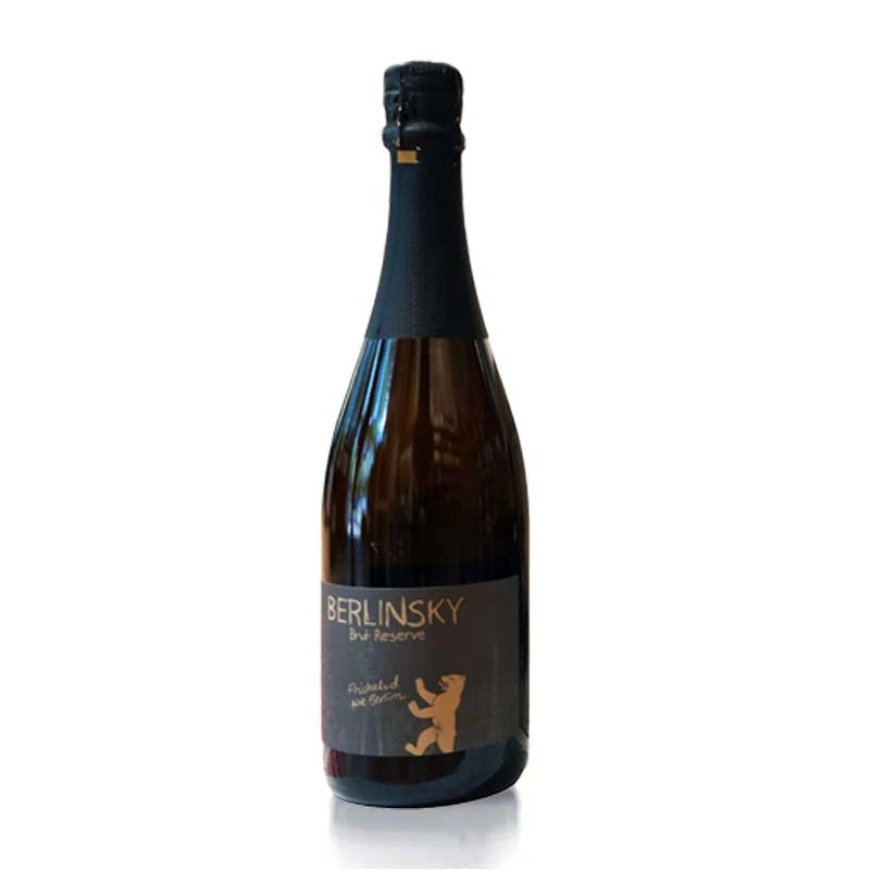 Berlinsky Brut Reserve 2017 – elegante Flasche mit schwarzer Folienkapsel und edlem, dunklem Etikett mit Berliner Bär. Jahrgangssekt für anspruchsvolle Genießer – handwerklich, charaktervoll, regional.