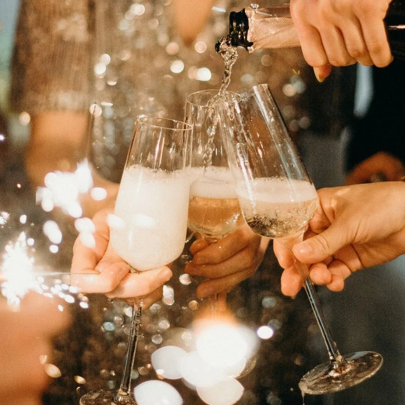 Feierlicher Moment mit Berlinsky Brut Reserve – perlender Sekt wird in Gläser eingeschenkt, umrahmt von Wunderkerzen und festlichem Licht. Berliner Manufakturgenuss für stilvolle Anlässe und gehobene Gastlichkeit.