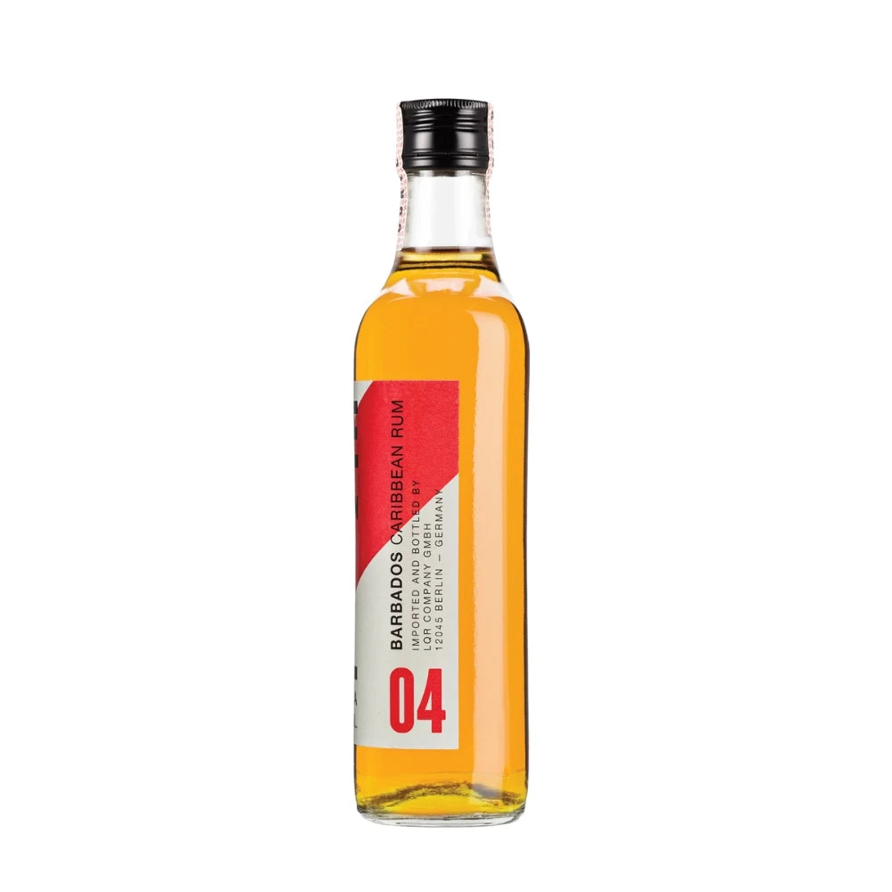 CUATE Rum 04 – Seitenansicht der Flasche mit vertikalem Label "Barbados Caribbean Rum" und roter Zahl 04.