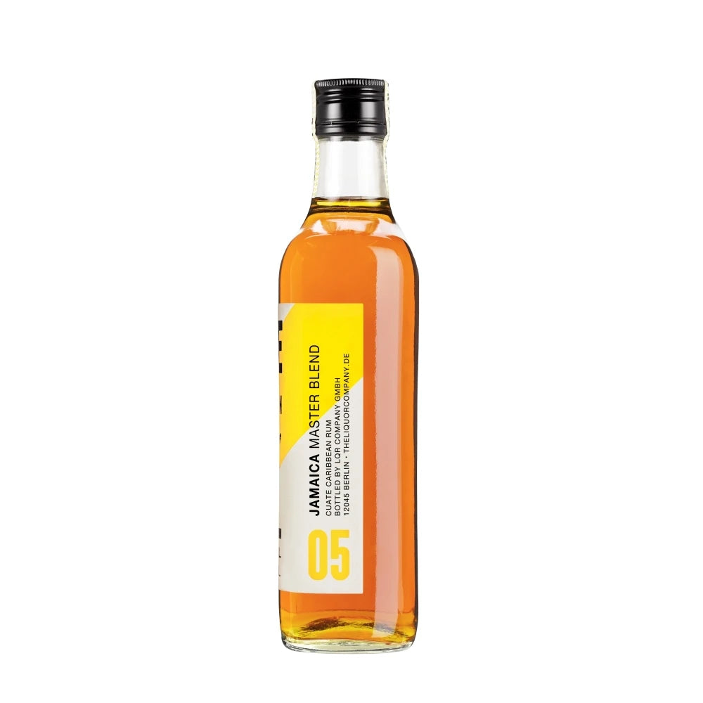 Seitliche Ansicht der CUATE Rum 04 Flasche mit Etikett „Barbados Caribbean Rum“ – 700 ml, rot-gelbes Design.