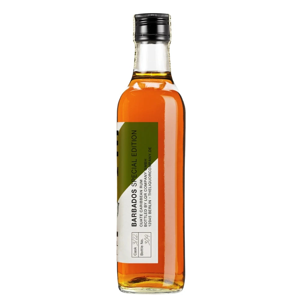 Seitenansicht der CUATE Islay Whisky Barrel Rumflasche mit grünem Etikett und Fassnummer-Angabe, gefüllt mit bernsteinfarbenem Rum.