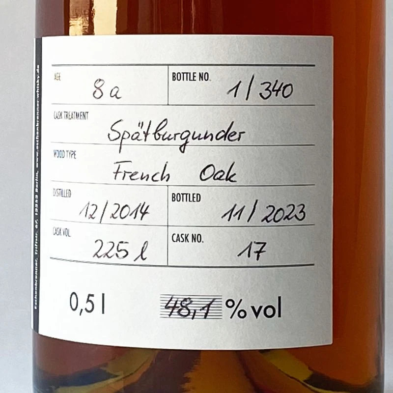 Nahaufnahme des handschriftlich gestalteten Rücketiketts mit Angaben: Alter 8 Jahre, Fass: Spätburgunder, Holz: French Oak, Destilliert 12/2014, Abgefüllt 11/2023, Fassnr. 17, 225 l Fassungsvermögen, Flasche 1 von 340, 48,1 % vol.