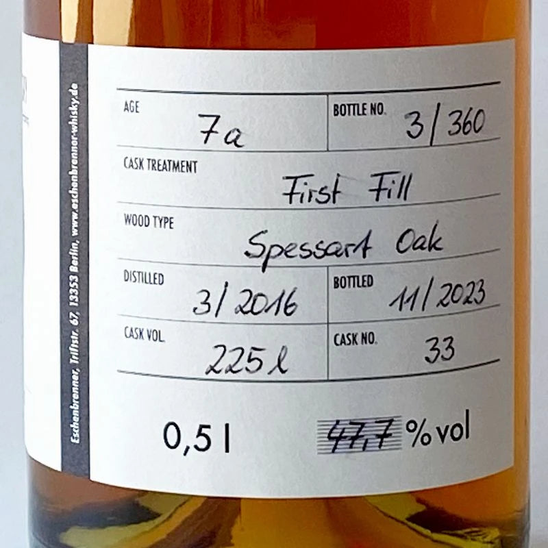 Handschriftliches Rücketikett mit Angaben: 7 Jahre alt, Fassausbau: First Fill, Holzart: Spessart Oak, Destilliert 03/2016, Abgefüllt 11/2023, Fassnummer 33, Fassvolumen 225 l, Flasche Nr. 3 von 360, Alkoholgehalt 47,7 % vol.