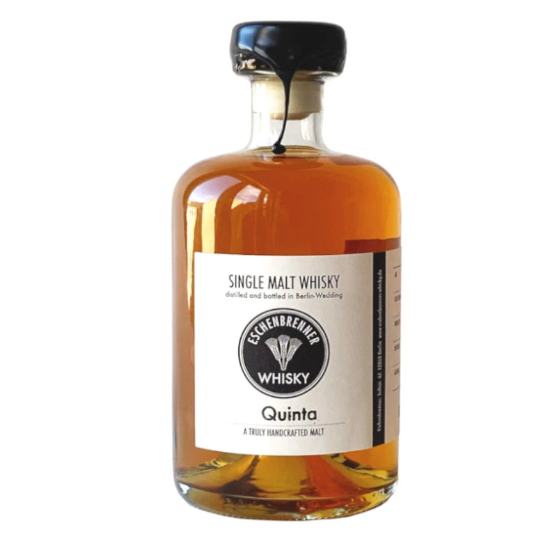 Eschenbrenner Single Malt Whisky „Quinta“ in 0,5 l-Flasche mit schwarzem Wachssiegel. Weißes Etikett mit Logo, Aufdruck „Single Malt Whisky – distilled and bottled in Berlin-Wedding“ und der Produktbezeichnung „Quinta – A truly handcrafted malt“.