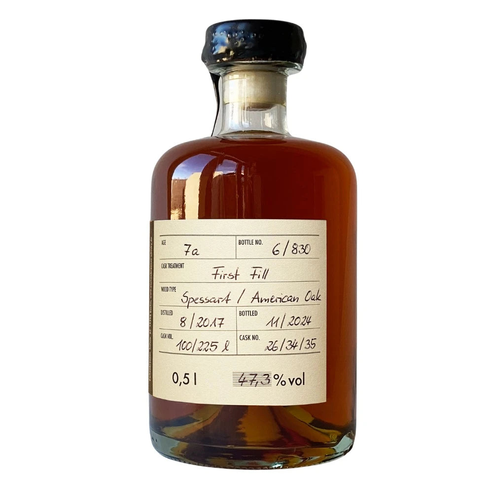 Rückseite der Flasche mit handschriftlichem Etikett: 7 Jahre alt, Fassausbau „First Fill“, Holzarten Spessart- und American Oak, Destilliert 08/2017, Abgefüllt 11/2024, Fassnummern 26/34/35, Fassvolumen 100/225 l, Flasche 6 von 830, 47,3 % vol.