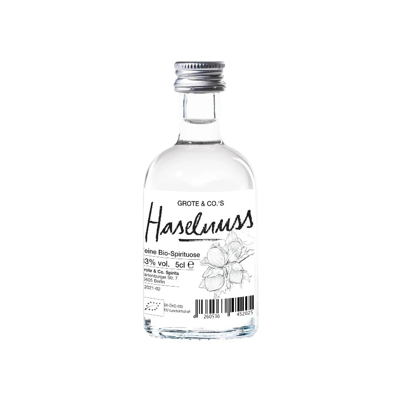 Miniaturflasche (5cl) der Bio Haselnuss-Spirituose von Grote & Co. – stilvolle Probiergröße mit klarer Linie, handgefertigt in Berlin mit 33 % Vol.