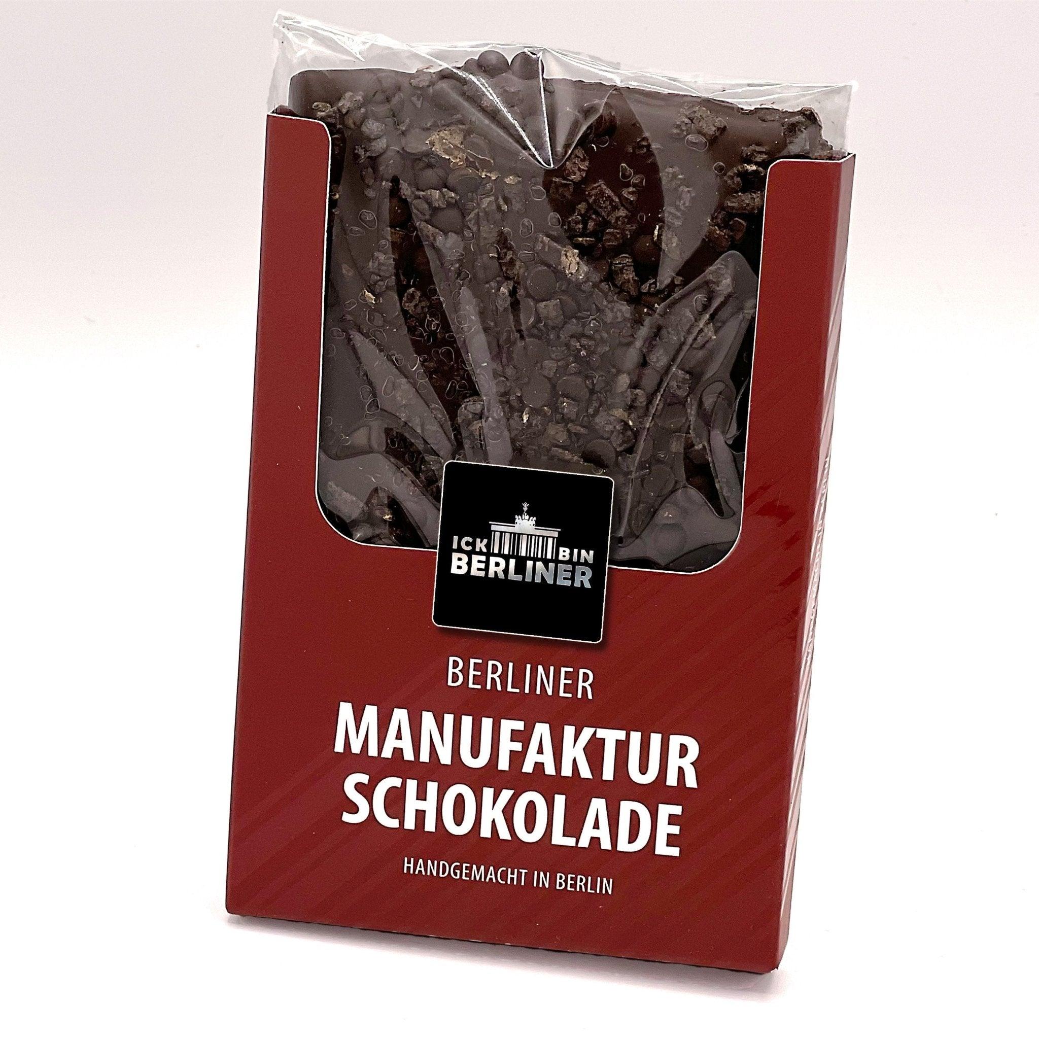 Verpackte Zartbitterschokolade mit Schokostückchen – handgemacht in Berlin, präsentiert in der typischen Ick-bin-Berliner-Verpackung.