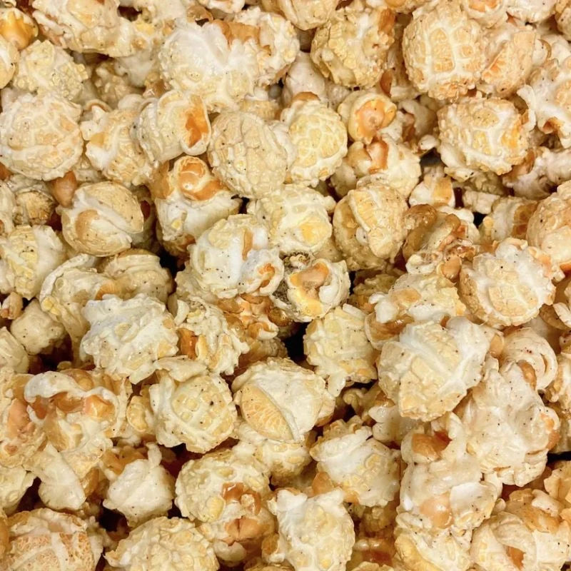 Detailansicht des Knalle Popcorn Trüffel Fleur de Sel – goldgelb, knusprig gebacken, mit feinen Gewürz- und Salzspuren. Hochwertige Snackqualität aus Berlin.