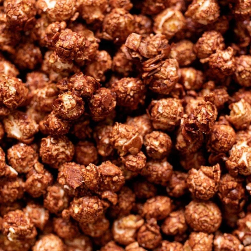 Detailansicht von Knalle Popcorn mit dunkler Schokolade und gerösteten Mandelstückchen – knusprig karamellisiert und intensiv schokoladig.