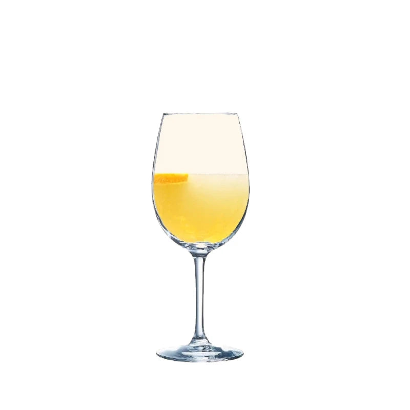 Cocktail im Weinglas auf Eis, mit heller gelber Färbung und einer Orangenscheibe als Garnitur. Der Drink wirkt leicht und erfrischend – ideal für sommerliche Anlässe.