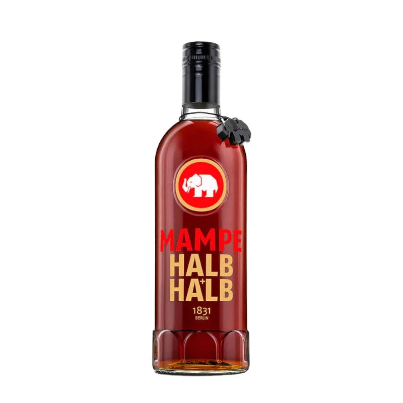 Flasche Mampe Halb & Halb mit schwarzem Verschluss, rotem Logo mit weißem Elefanten und gold-rotem Schriftzug. Der Likör hat eine tiefbraune bis rötlich-schwarze Farbe und ist mit einem schwarzen Elefantenanhänger versehen.