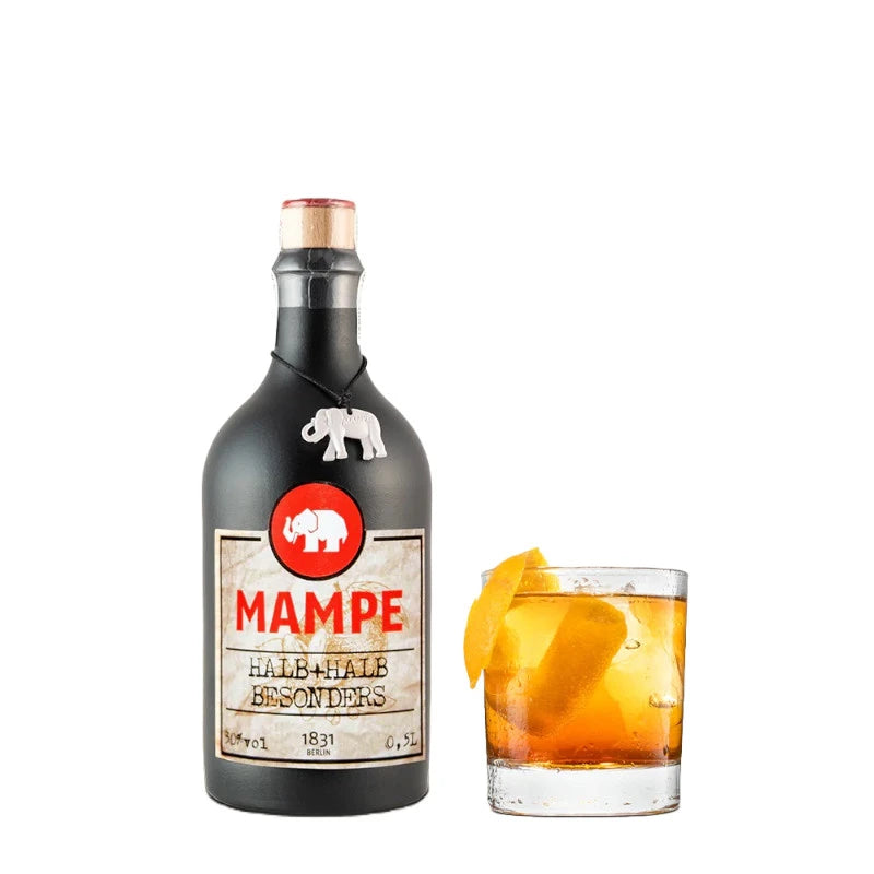 Mampe Halb & Halb Besonderheit 0,5 l neben einem Glas Bitterlikör-Cocktail mit Orangenzeste, Berliner Eichenfass-Bitterlikör mit 30 % vol.
