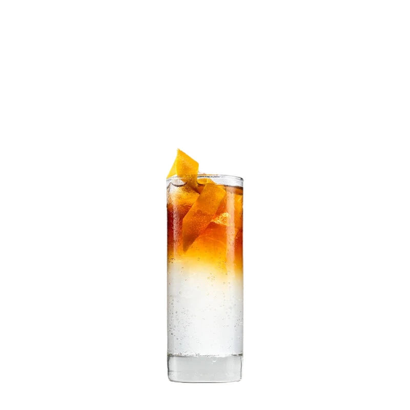 Longdrinkglas mit Mampe Halb & Halb Bitterlikör, Soda und Orangenzesten, erfrischender Bitter-Highball aus Berliner Spirituose