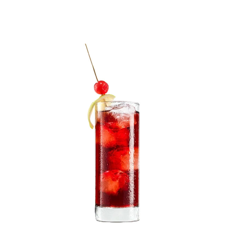 Fruchtiger Gin-Longdrink mit Mampe Kreuzberg 61 – serviert auf Eis mit Zitronenzeste und Cocktailkirsche, inspiriert von Berlins Nachtleben.