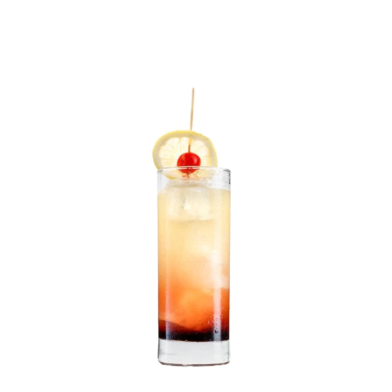 Fruchtiger Cocktail mit Mampe Gin – im Longdrinkglas mit Eis, Zitronenscheibe und Kirsche, perfekt für Signature Drinks mit Berliner Note.