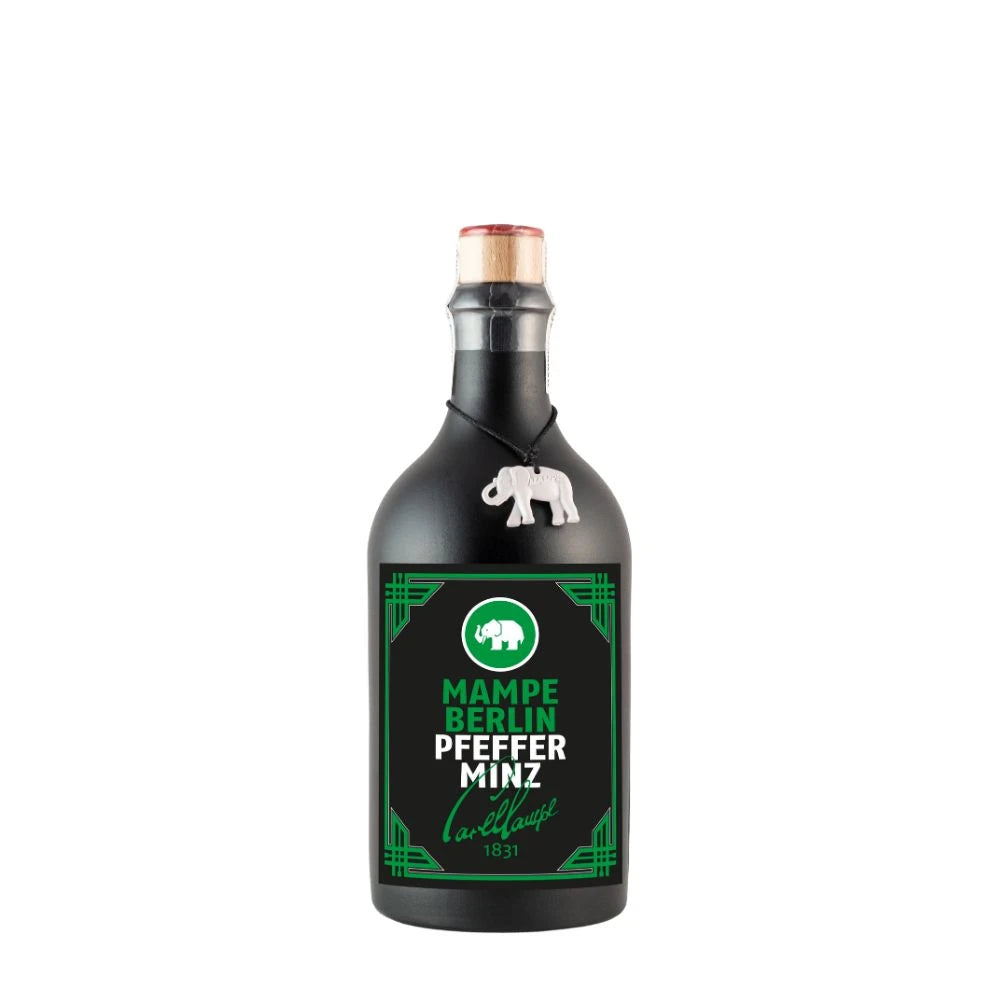 Mattschwarze Steingutflasche Mampe Berlin Pfefferminz mit grün-schwarzem Etikett im Art-Déco-Stil. Weißer Elefantenanhänger und Naturkorken mit rotem Wachssiegel sorgen für einen klassischen, hochwertigen Look.