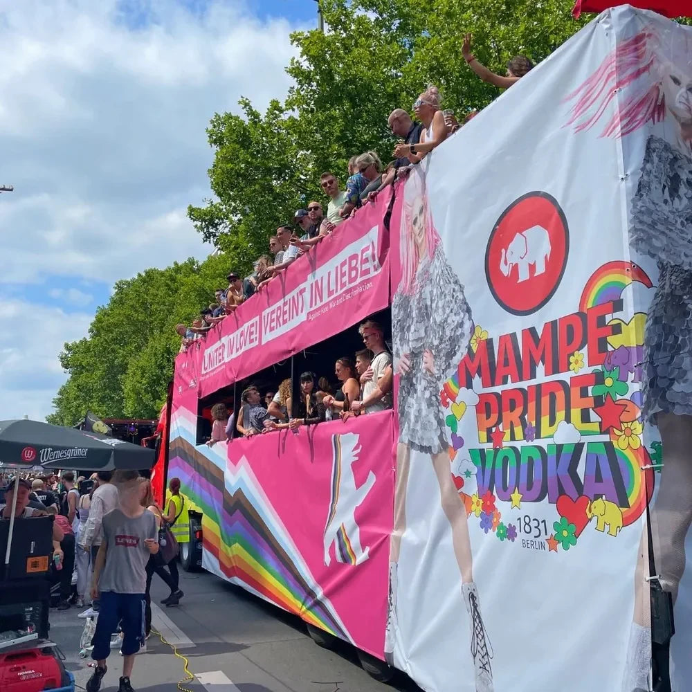 CSD-Paradewagen in Berlin mit großem Mampe Pride Vodka Banner, Menschen feiern Vielfalt und Community während der Pride-Parade, buntes Straßenfest in Berlin
