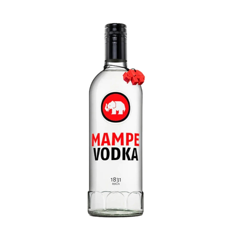 Klare Mampe Vodka Flasche mit schwarzem Schraubverschluss, rotem Elefantenlogo und auffälligem schwarzen Schriftzug. Der transparente Inhalt und der rote Elefantenanhänger unterstreichen das minimalistische Design.