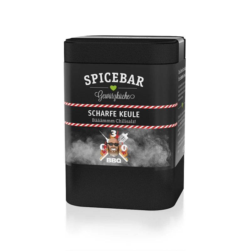 Schwarze Gewürzdose von Spicebar mit rotem Etikett „Scharfe Keule – Bääämmm Chilisalz!“ aus der BBQ-Serie, designed mit Rauchmotiv und Comicfigur.