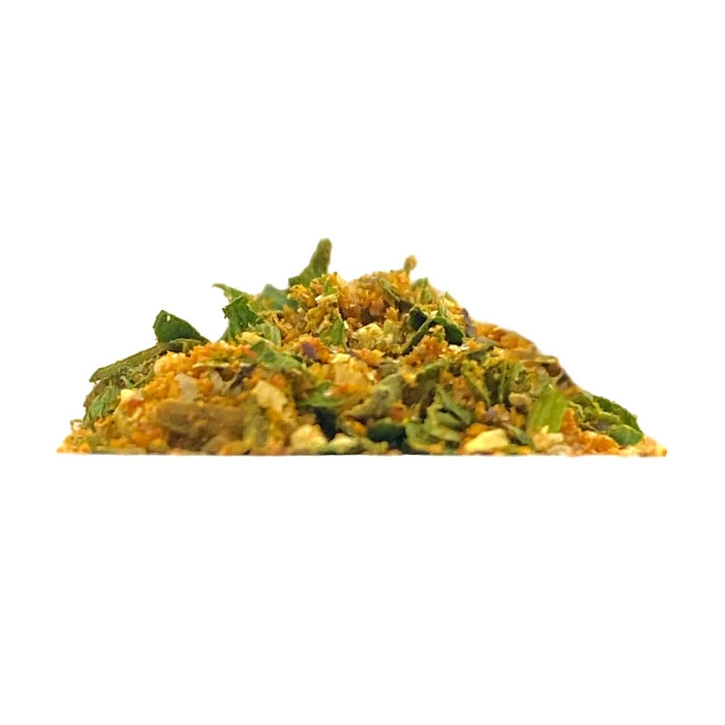 Grober Mix aus getrockneten Bio-Kräutern und Gewürzen mit grün-gelben Akzenten – ideal für hausgemachte Kräuterbutter und Grillgerichte.