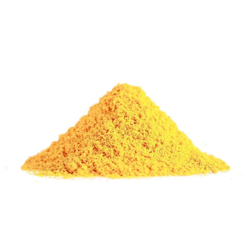 Feines, leuchtend gelbes Bio-Kurkuma Pulver von Spicebar – lose angerichtet auf weißem Hintergrund, ideal für Currys und goldene Milch.