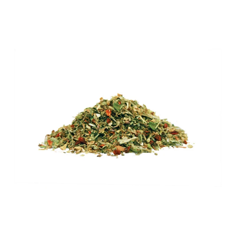 Loser Haufen aus bunten getrockneten Kräutern, Chili, Oregano und Paprikastücken – mediterran inspiriert.