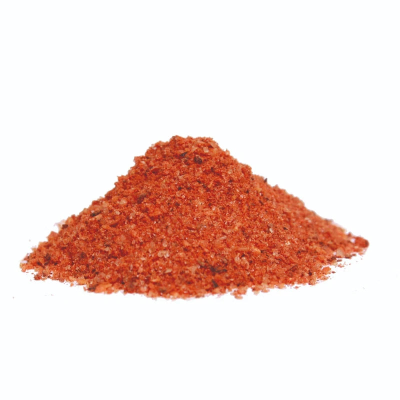 Häufchen der Spicebar-Gewürzmischung „Rauchige Drecksau“ in intensivem Rot-Orange-Ton, mit sichtbaren Kräuter- und Paprikastückchen auf weißem Hintergrund.